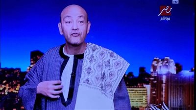 عمرو أديب يظهر على الهواء بالجلابية ردا على سمر فودة: حاسس إني عريس