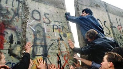  هدم سور برلين 1989، قصة سقوط نصف قرن من الانقسام المدمر بين الألمان 