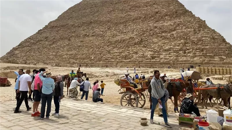 28 ألف زائر للأهرامات