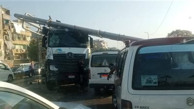 بسبب تريللا، سقوط إشارة مرور يوقف حركة المرور بطريق مطار النزهة بالإسكندرية (صور)