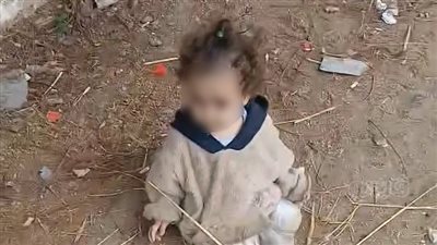 بينهم رضيعة، أم تترك أطفالها الثلاثة في الشارع، والنشطاء: رايحة بينا على فين يا دنيا؟! (فيديو) 