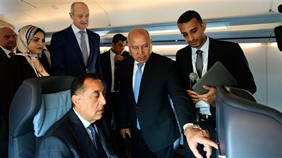 مدبولي يتفقد أول أتوبيس برمائي مصنع محليا 