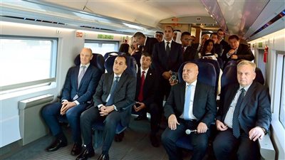 مدبولي يعطي إشارة بدء التشغيل التجريبي للخط الأول للقطار الكهربائي السريع (صور) 