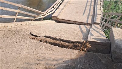 وكيل الري بسوهاج: كوبري ترعة طما المنهار قديم ومتهالك وخارج الخدمة 