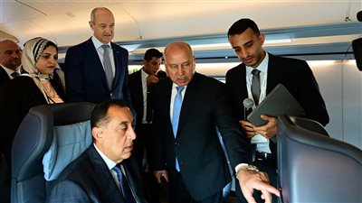 مصر تتحول نحو النقل الذكي.. مدبولي يفتتح مؤتمر النقل، يتفقد أول أتوبيس برمائي مصنع محليًا، ويعطي إشارة بدء التشغيل التجريبي للخط الأول للقطار الكهربائي السريع، ويؤكد: نشهد نهضة كبيرة في التصنيع المحلي