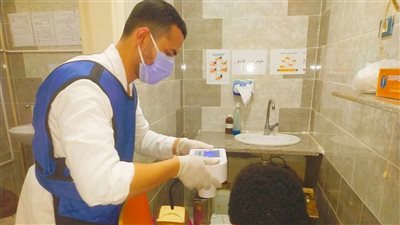  توقيع الكشف الطبى على ٢٠٩٢ مواطنا في قافلة بالعاشر فى الشرقية