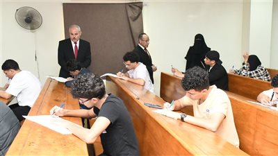 رئيس جامعة القناة يتفقد امتحانات الميدترم بكلية الحاسبات والمعلومات 