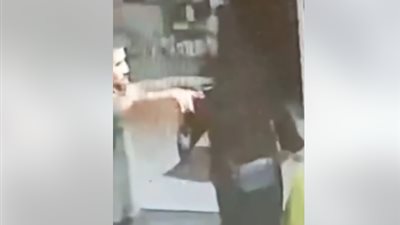 شاب يصفع مسنة ويسقطها أرضًا، والنشطاء: الناس جرالها ايه؟! (فيديو) 