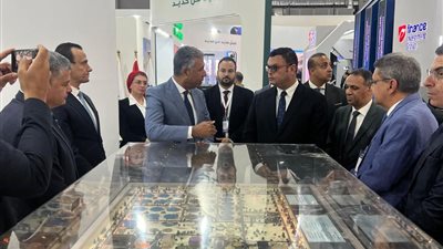 وزير الإسكان يتفقد جناح الوزارة بالمعرض والمؤتمر الدولي للنقل الذكي واللوجستيات والصناعة