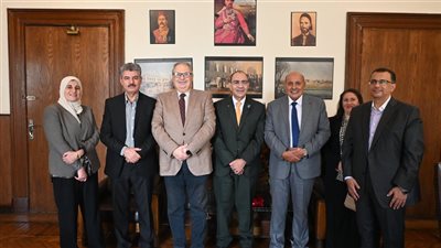 وفد من المجلس العربي للاختصاصات الصحية يزور قصر العيني لاعتماد برنامج الأشعة التشخيصية