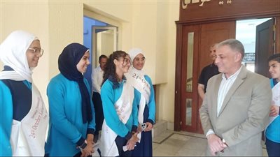 محافظ الإسماعيلية يلتقي طلبة مدرسة 24 أكتوبر خلال زيارتهم لمركز الوثائق