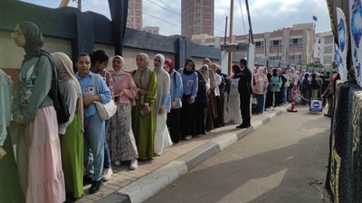 احتشاد طلاب جامعة دمنهور أمام لجان انتخابات النواب للإدلاء بأصواتهم (صور)