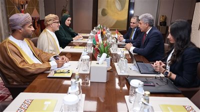 وزير السياحة يبحث مع نظيره العماني سبل تعزيز التعاون المشترك