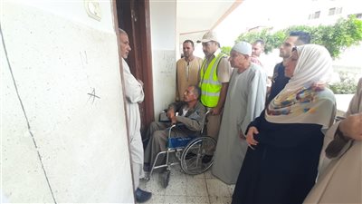 مسن يدلي بصوته على كرسي متحرك في انتخابات النواب بالبحيرة (صور)