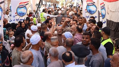 حشود غفيرة بلجنة عمر عبد العزيز بالأقصر في أول أيام انتخابات مجلس النواب (صور)