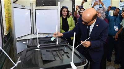 رئيس جامعة أسيوط يدلي بصوته في انتخابات النواب 