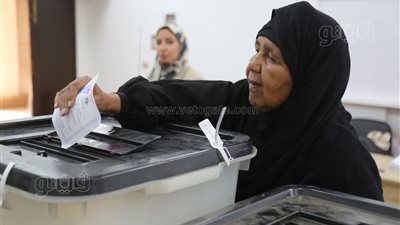 كبار السن يدلون بأصواتهم في انتخابات النواب بالجيزة (صور) 