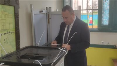 رئيس جامعة الإسكندرية يدلي بصوته في انتخابات النواب ويدعو إلى المشاركة الإيجابية