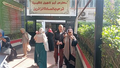 مسن كفيف يدلي بصوته في الانتخابات البرلمانية بالجيزة 