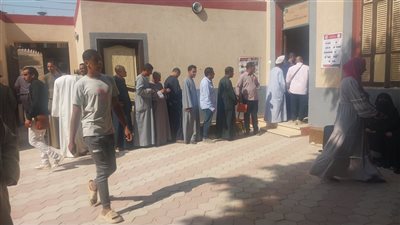إقبال المواطنين على لجنة مصر الخير بانتخابات النواب في سوهاج (فيديو )