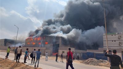 محافظ المنوفية يغير خط سير جولته ويتوجه للسادات لمتابعة إخماد حريق مصنع أحبار 