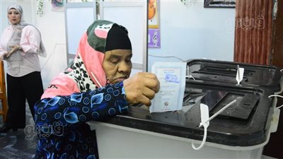 استمرار توافد المواطنين على لجنة القومية بالجيزة للتصويت بانتخابات النواب (صور)