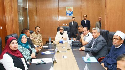  نائب محافظ الوادي الجديد تشارك في اجتماع وزيرة التنمية المحلية لمتابعة سير العملية الانتخابية