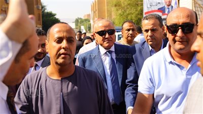 محافظ الأقصر يتفقد لجان انتخابات مجلس النواب (صور)