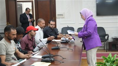 تسليم 36 عقدا لشباب مصريين للعمل في مجال الزراعة بالأردن (صور)