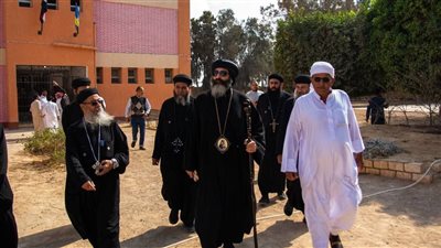 أسقف برج العرب والعامرية بالإسكندرية يدلي بصوته في انتخابات مجلس النواب 2025 (صور)