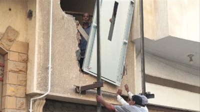 إزالة مصعد مخالف بعقار سكني في الإسماعيلية (صور) 