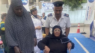 شاهد، الشرطة النسائية تساعد كبار السن أمام اللجان الانتخابية في أسوان 