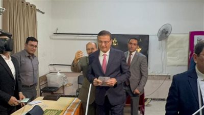 وزير الزراعة يُدلي بصوته  بمقر لجنته الانتخابية بالإسكندرية