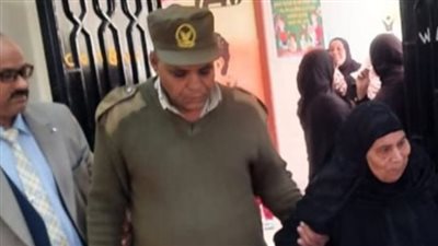 قاض يساعد مسنة في الإدلاء بصوتها لصعوبة صعودها إلى لجنة الاقتراع