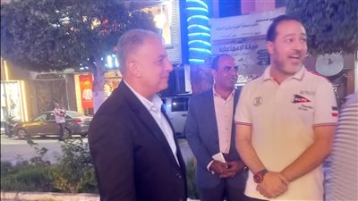 محافظ الإسماعيلية يشيد بالتزام عدد من أصحاب المحال بالنظافة (صور)