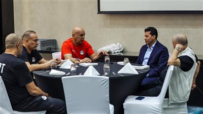 وزير الرياضة وهاني أبو ريدة يجتمعان بمنتخب مصر في معسكر الإمارات (صور)