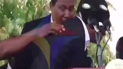 بعد تعرضه للسحر والشعوذة، رجم رئيس زامبيا بالحجارة وفريق حمايته يتدخل 