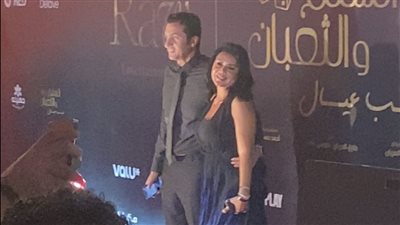 واخدها في حضنه، رانيا يوسف تخطف الأنظار مع زوجها في العرض الخاص لـ