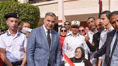 مسنة على كرسي متحرك تدلي بصوتها في انتخابات النواب بالإسكندرية (صور) 