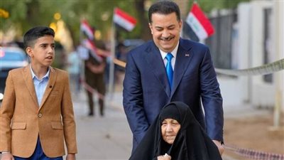 على كرسى متحرك، رئيس الوزراء العراقي يصطحب والدته للانتخابات (فيديو)
