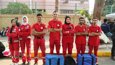 أعضاء الهلال الأحمر المصري يتجولون في لجان الدقي لتقديم الخدمات الطبية بانتخابات النواب