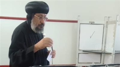 أسقف عام كنائس الوادي الجديد والواحات يدلى بصوته فى انتخابات مجلس النواب