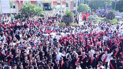 الآلاف من طلاب جامعة سوهاج يحتشدون للإدلاء بأصواتهم في انتخابات النواب (صور)