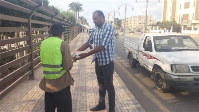 توزيع وجبات ساخنة وعصائر على العاملين بمنظومة النظافة في دمياط 