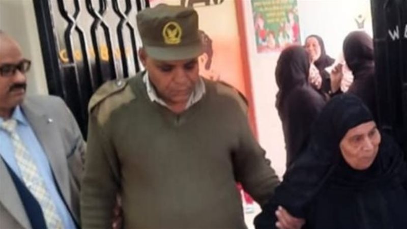 قاض يساعد مسنّة في