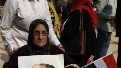 بهتافات «تحيا مصر»، كبار السن يشاركون بكثافة أمام اللجان الانتخابية في الإسكندرية