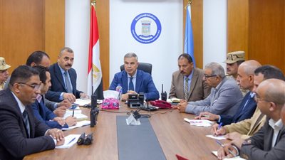 محافظ الإسكندرية يتابع انتخابات مجلس النواب من مركز العمليات الرئيسي 