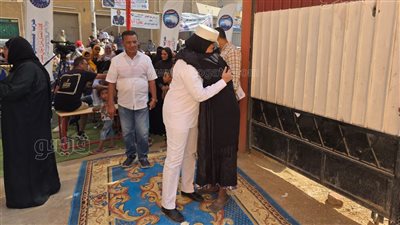 الشرطة النسائية بأسوان تدعم الناخبات بلجان الاقتراع وسط أجواء من المحبة (فيديو وصور)