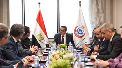 وزير الصحة يبحث آليات توفير الأدوية للأمراض النادرة وتسجيلها في مصر