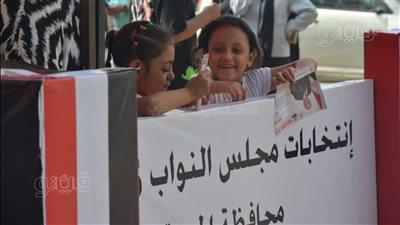 أطفال يشاركون مع والدتهم في انتخابات النواب بلجنة القومية بالعجوزة (فيديو)
